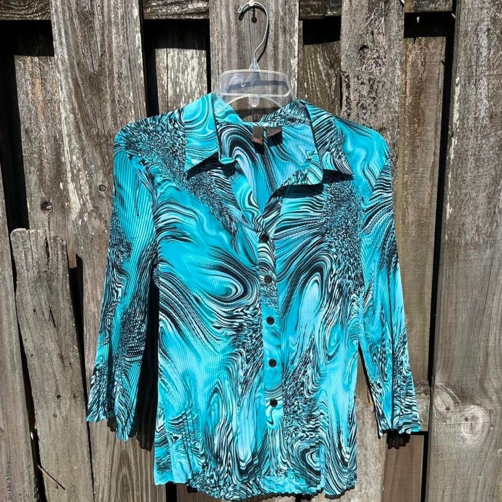 Turquoise swirl pleated button up blouse